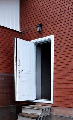 Белая порошковая дверь с отбойником