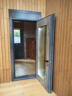 Дверь с фрамугой и большим стеклопакетом для дома: фото с установки